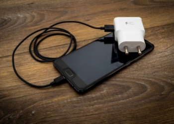 Mistério REVELADO! O que CONECTAR primeiro: o carregador ao celular ou à tomada?