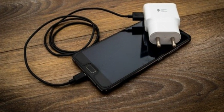 Mistério REVELADO! O que CONECTAR primeiro: o carregador ao celular ou à tomada?