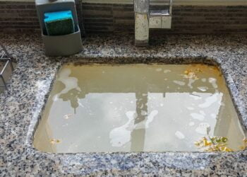 Aprenda a DESENTUPIR a pia com ingredientes CASEIROS