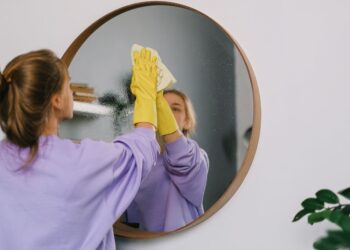 Como limpar espelhos sem deixar manchas?