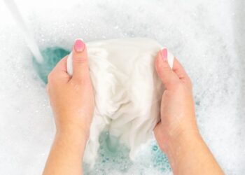 Como tirar COLA de roupa: Método infalível!