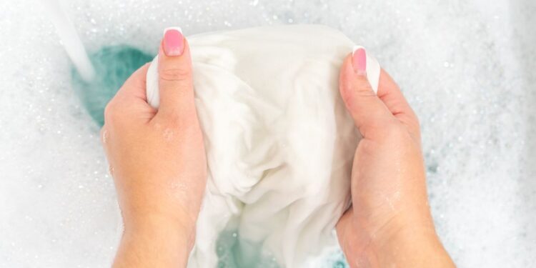 Como tirar COLA de roupa: Método infalível!