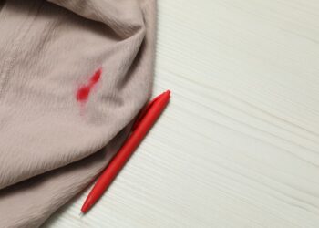 Como tirar mancha de caneta da roupa? Confira Dicas!