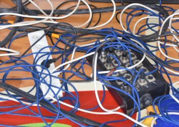 Conheça as Melhores Soluções para Cabos Desorganizados!