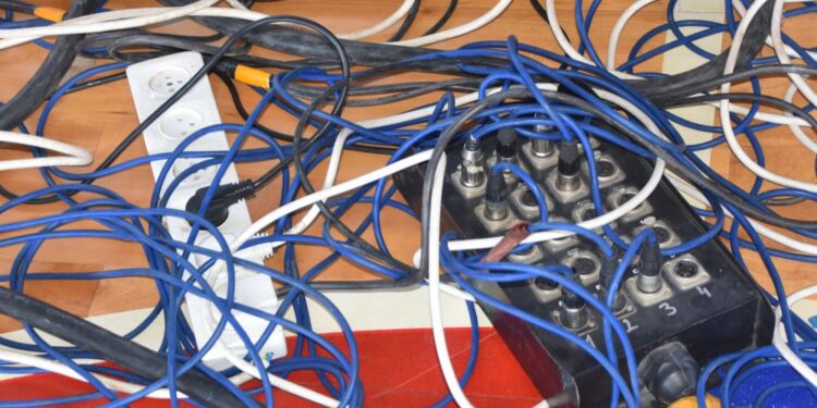 Conheça as Melhores Soluções para Cabos Desorganizados!