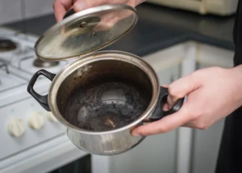 Esse SEGREDO natural fará suas panelas e frigideiras queimadas BRILHAREM novamente