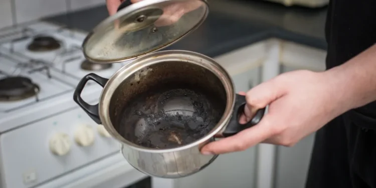 Esse SEGREDO natural fará suas panelas e frigideiras queimadas BRILHAREM novamente