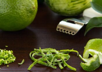 Passo a passo: Transforme cascas de limão em um limpador multiuso