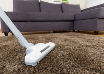 Método PERFEITO para limpar tapete felpudo: Conheça!