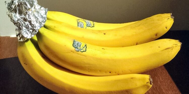 Coloque PAPEL ALUMÍNIO na banana DESSE JEITO e fique surpresa com o que vai acontecer