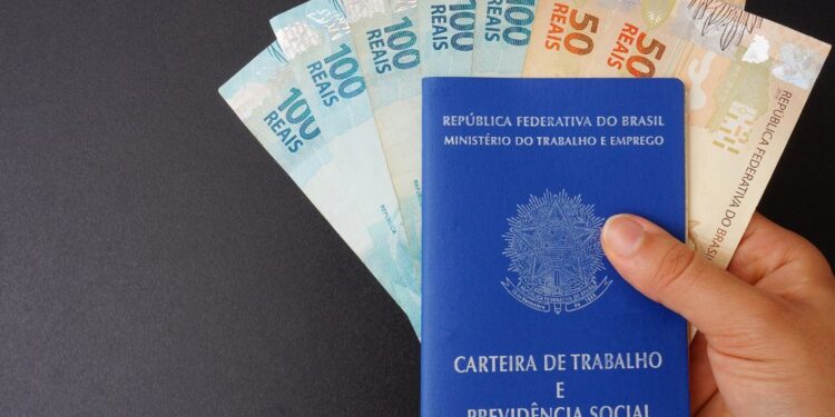 Quem recebe um salário mínimo tem direito a receber o Bolsa Família?