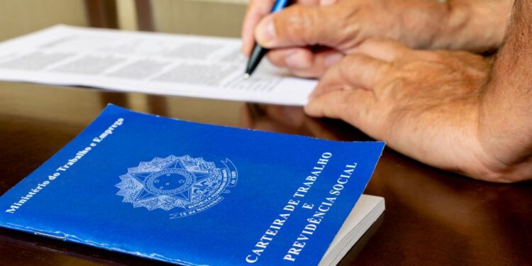 Quem trabalha contratado tem direito a Bolsa Família?