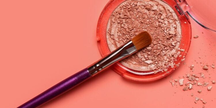 Truque para CONSERTAR maquiagem QUEBRADA; confira!