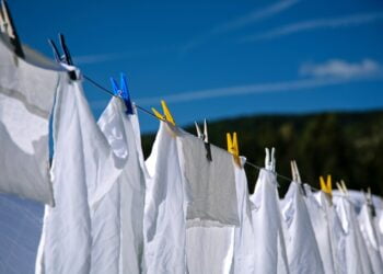 Mistura CASEIRA que deixa as roupas 10 vezes mais BRANCAS