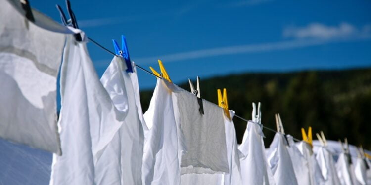 Mistura CASEIRA que deixa as roupas 10 vezes mais BRANCAS