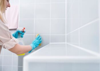 Tenha azulejos brilhantes de maneira rápida e fácil misturando esses 2 ingredientes