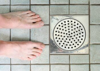 como tirar mau cheiro no ralo do banheiro