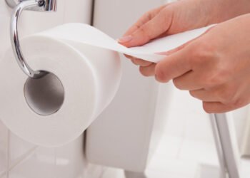 Qual é a distância certa entre o papel higiênico e o vaso sanitário?