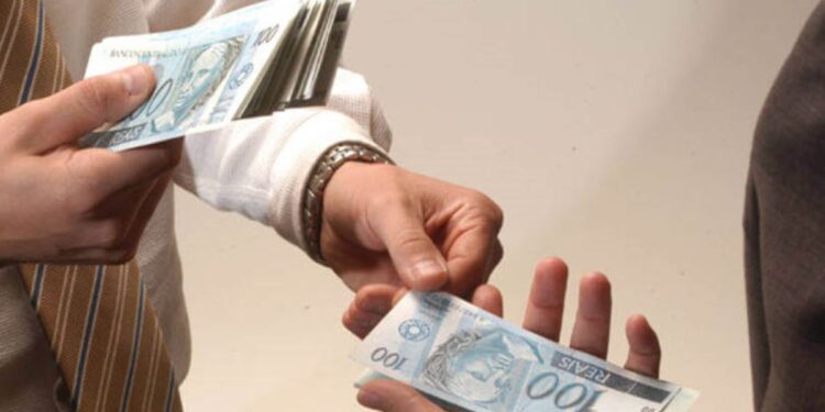 Corre que é cilada! Confira os RISCOS de emprestar dinheiro para parente