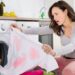 Aprenda como tirar manchas de outras roupas nas roupas brancas