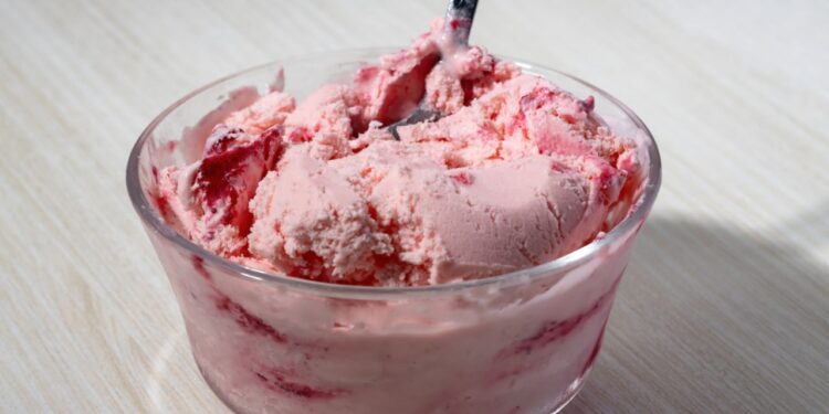 sorvete cremoso de morango