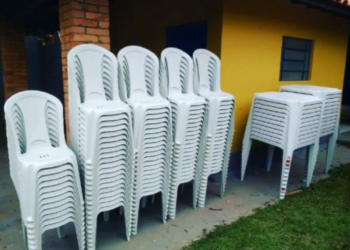 Dicas para cadeiras de plástico brancas ficarem NOVAS com esses 3 ingredientes que você tem em casa!