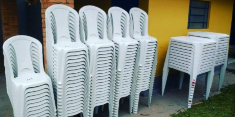 Dicas para cadeiras de plástico brancas ficarem NOVAS com esses 3 ingredientes que você tem em casa!