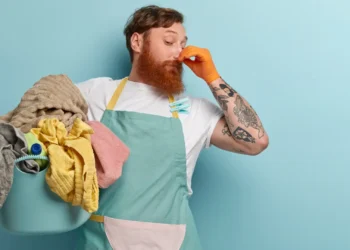 Tchau, "Cecê"! Veja essas Dicas e ELIMINE de uma vez por todas o cheiro de suor das roupas