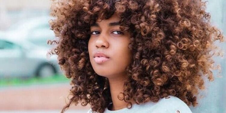 Cabelos: Tenha cachos perfeitos com estes TRUQUES e DICAS