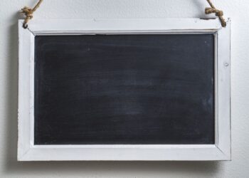 Como fazer um quadro de giz em casa? Confira o passo a passo!