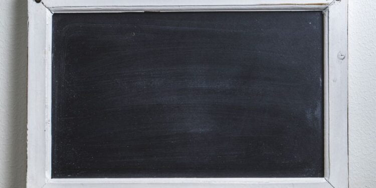 Como fazer um quadro de giz em casa? Confira o passo a passo!