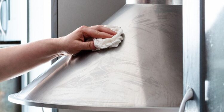 Como limpar inox sem manchar?