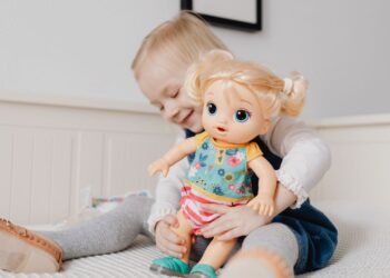 Como tirar manchas de caneta de boneca?