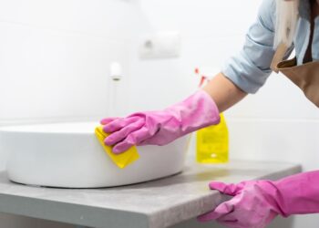 Cuidado: Estes hábitos AUMENTAM as bactérias no banheiro