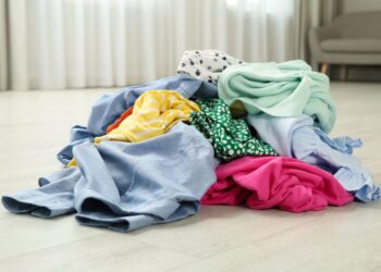 Dicas para restaurar a cor de roupas desbotadas