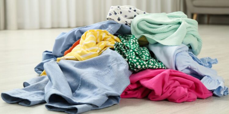 Dicas para restaurar a cor de roupas desbotadas