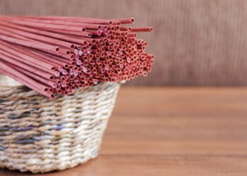 Faça lindas cestas com jornal velho que você tem em casa!