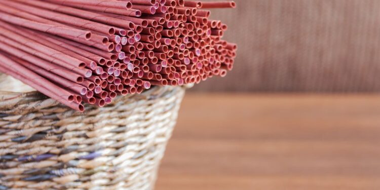 Faça lindas cestas com jornal velho que você tem em casa!