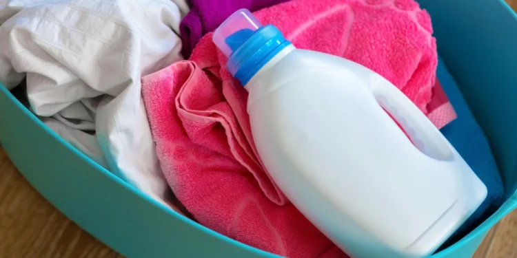 Esse Amaciante CASEIRO e muito FÁCIL de fazer deixa a roupa cheirosa e macia