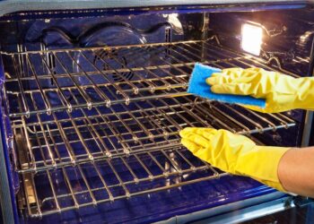 Receita MÁGICA de limpador de forno: Confira!