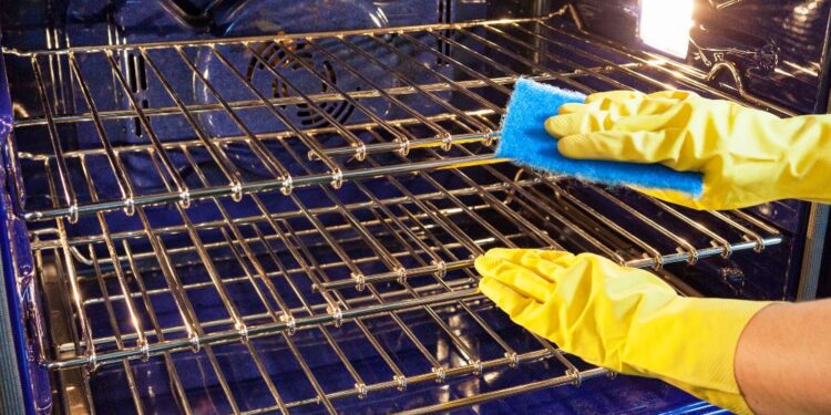 Receita MÁGICA de limpador de forno: Confira!