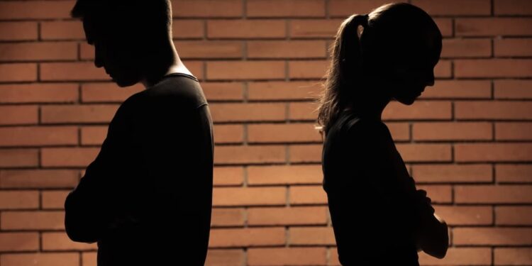 Fique atento(a)! Esses são os SINAIS de que você pode estar em um relacionamento TÓXICO