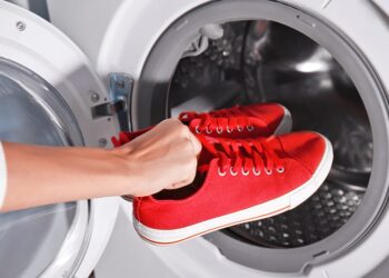 descubra como lavar tênis na máquina