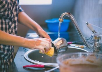 como lavar louça rápido