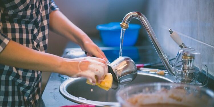 como lavar louça rápido