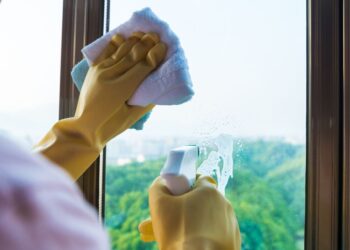 Misturinha caseira para limpar vidros: Confira como fazer