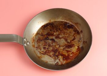 remover crosta de sujeira da panela