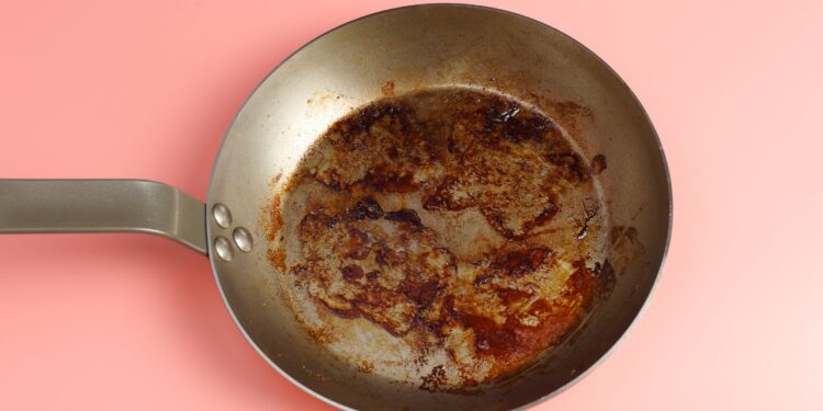 remover crosta de sujeira da panela