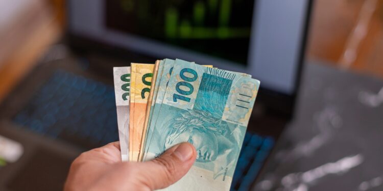 Oportunidades que podem garantir RENDA EXTRA para quem não pode largar o emprego e está apertado