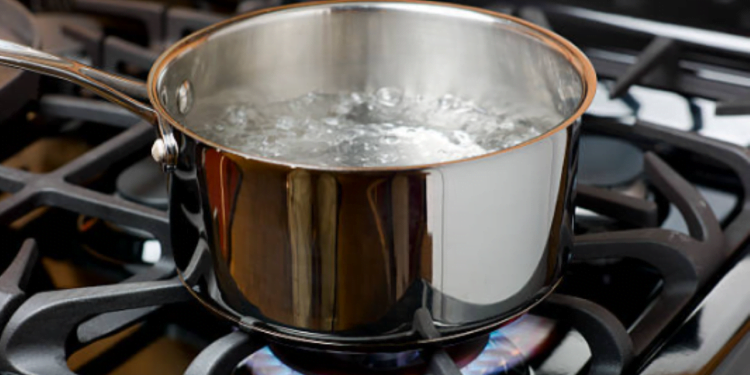 Truque que vai manter a água fervente dentro da panela!